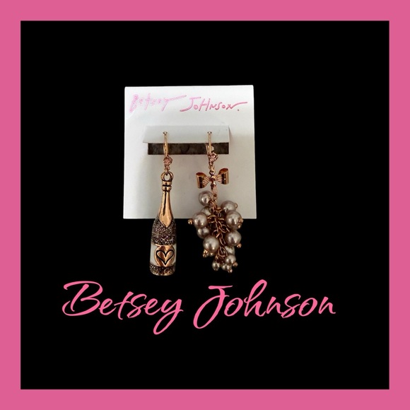 ❗️NEW❗️Betsey Johnson Earrings - Picture 1 of 1